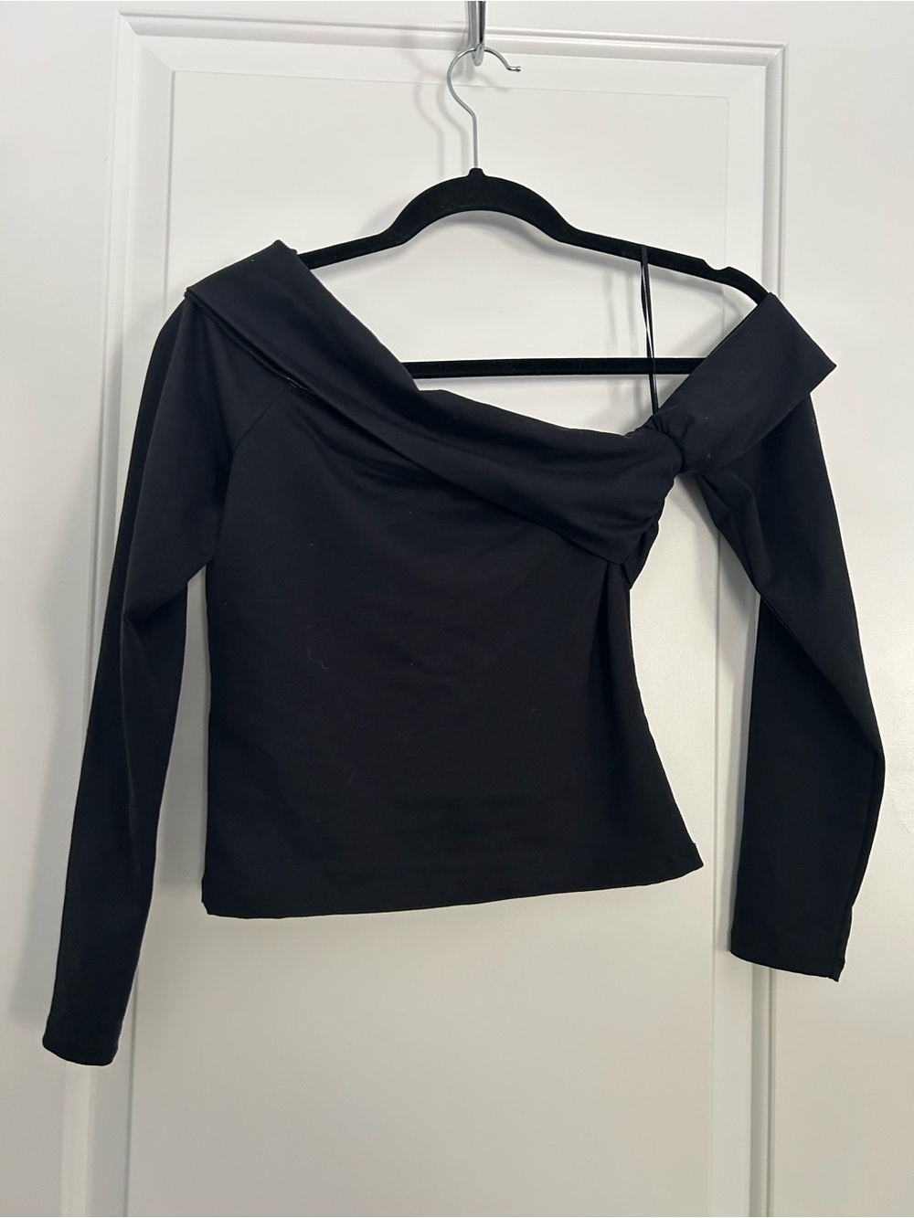Abercrombie Asymmetrical Black Off the Shoulder Top NWT - Picture 5 of 5